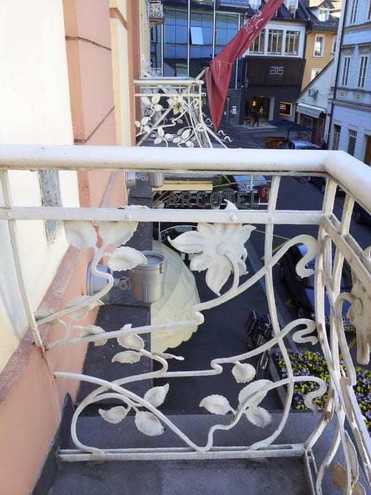 Blick vom Salon-Balkon auf Hoteleingang Garner Hotel Klagenfurt – Moser Verdino
