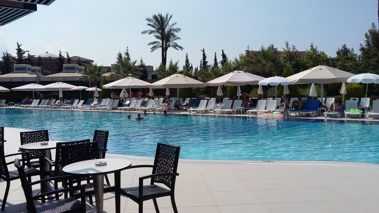 Blick auf Liegen Nähe Poolbar Sunis Elita Beach Resort & Spa