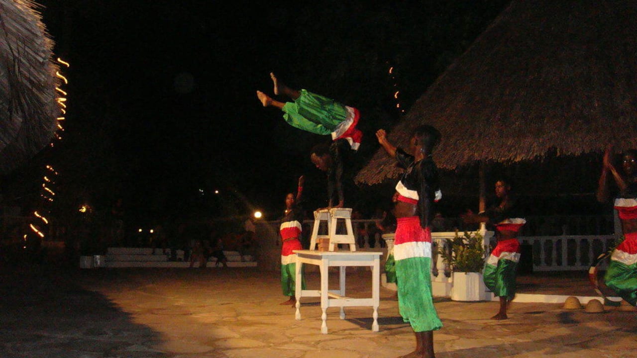 Акробатическое шоу Hotel Papillon Lagoon Reef