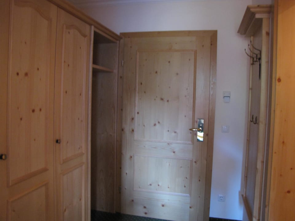 Eingang mit Schrank und Garderobe Landhotel Untermüllnergut