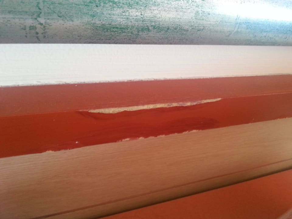 Abgeplatzte Farbe an der Wandverkleidung htop Jadhe