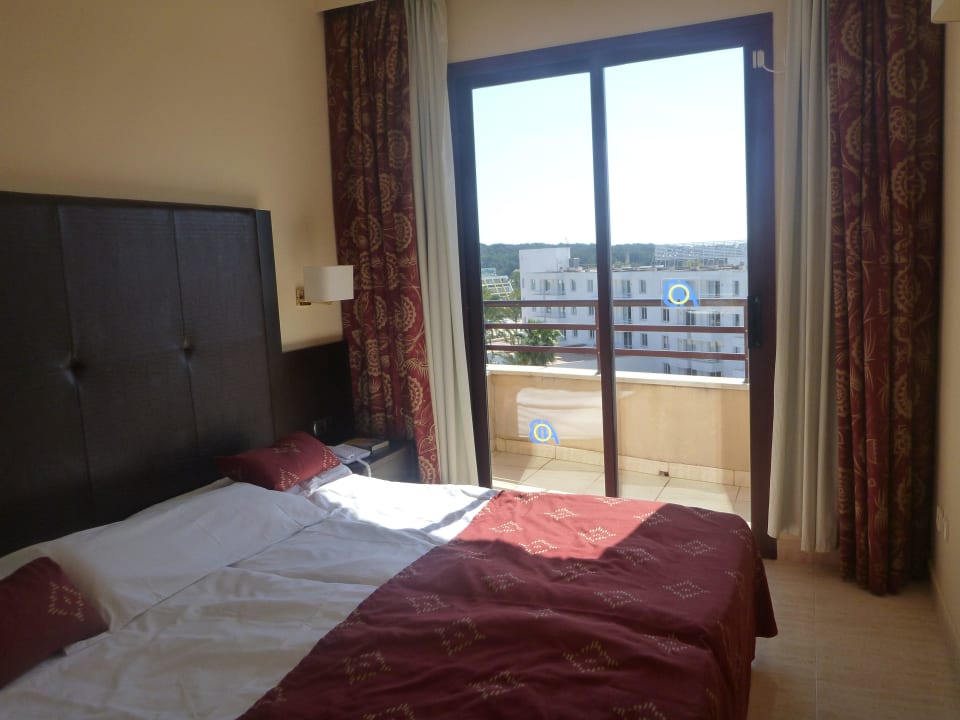 Doppelbett Schlafraum mit Schrank allsun App.-Hotel Orient Beach