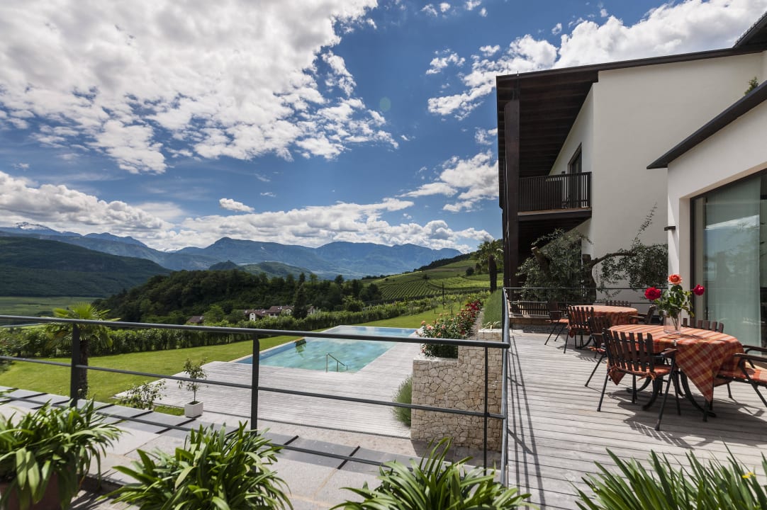 Panoramablick zum Pool Die Sonne in Kaltern