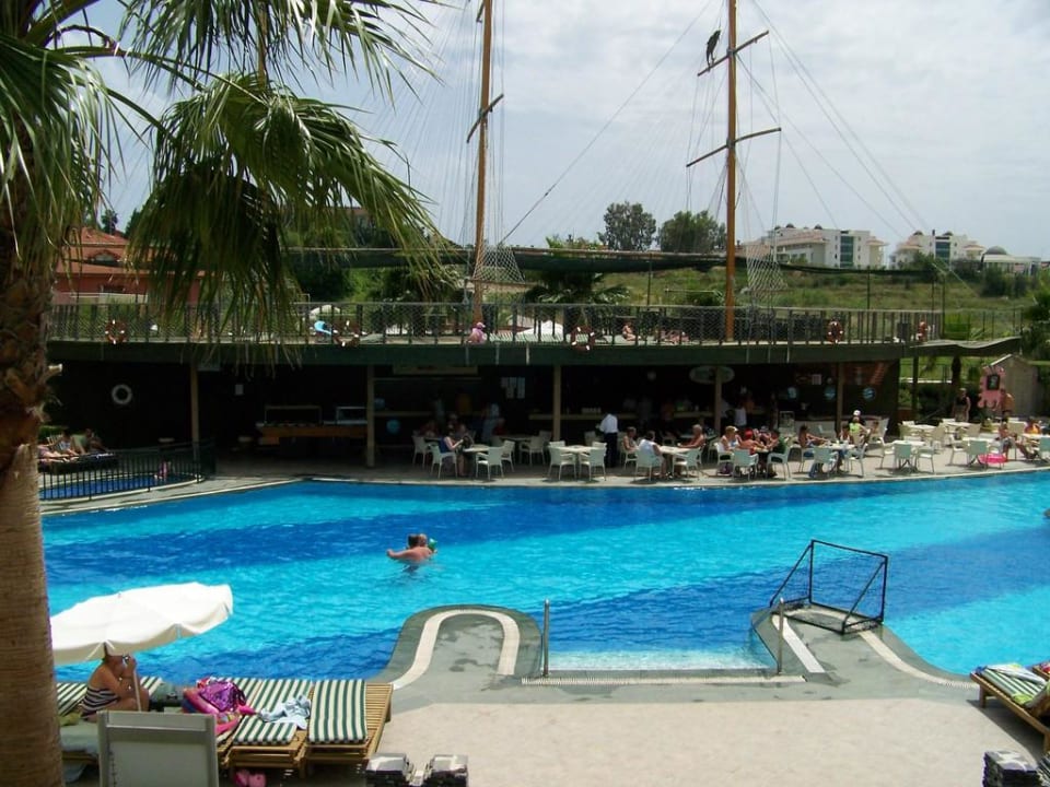 Pool mit Fischrestaurant im Hintergrund Can Garden Resort
