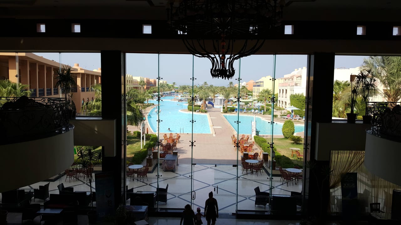 Blick zum Pool von der Rezeption Titanic Beach Spa & Aqua Park