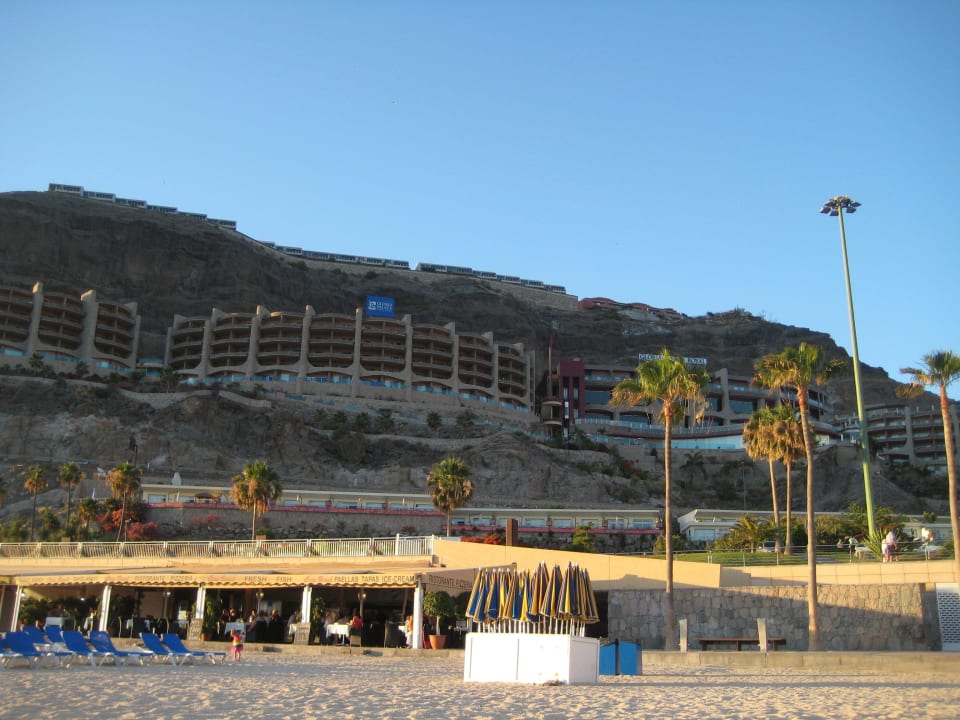 Blick vom Strand auf das Hotel Gloria Palace Royal Hotel & Spa