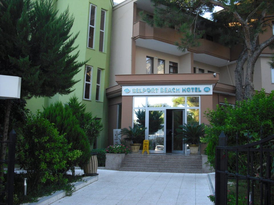 Eingang Aleria Belport Beach Hotel