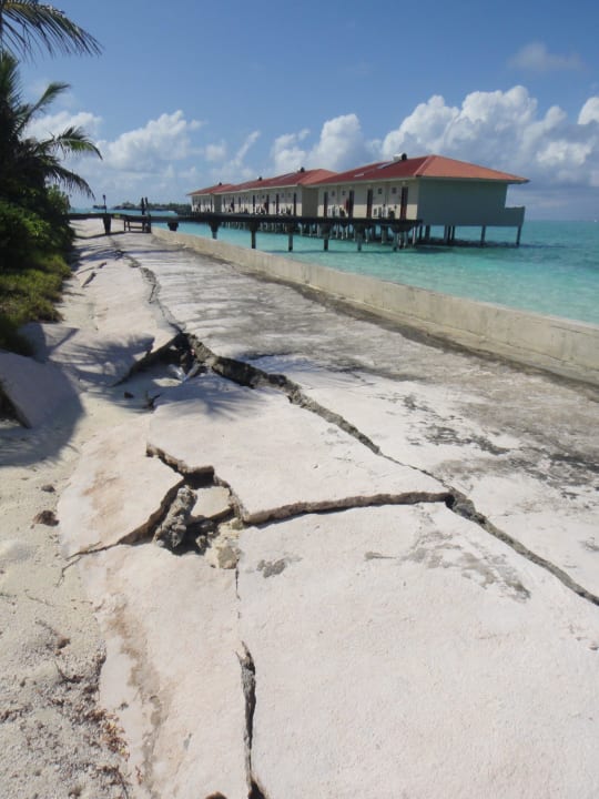Kaputter Gehweg Summer Island Maldives