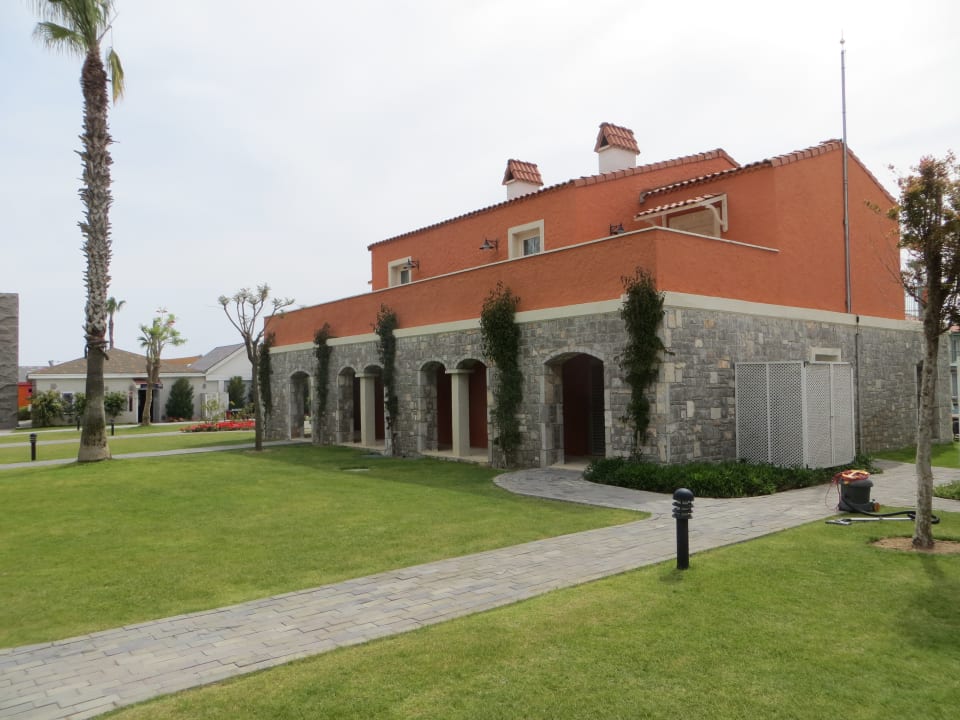 Ein Spaziergang rund um die Bungalows IC Hotels Santai Family Resort