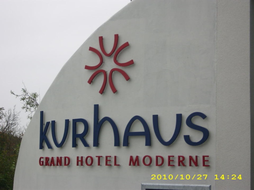 Vor dem Eingang THE GRAND Ahrenshoop