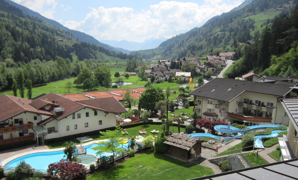 Garten mit Pool für Kinder und Erwachsene Quellenhof Luxury Resort Passeier