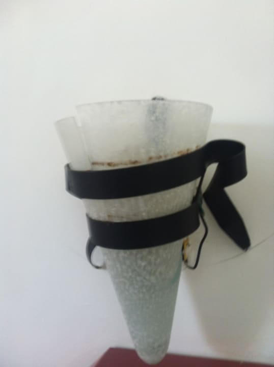 Lampe neben dem Bett , Kaputt , freiliegende Kabel Hotel Malhun