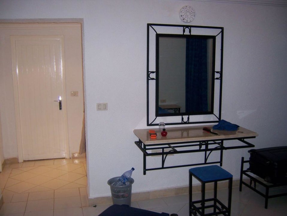 Zimmer mit Flur und Spiegel Hotel Sangho Club Zarzis