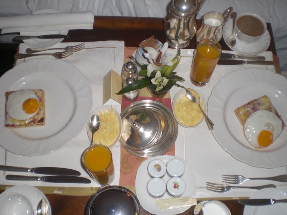 Frühstück auf dem Zimmer  One&Only Royal Mirage Resort Dubai at Jumeirah Beach