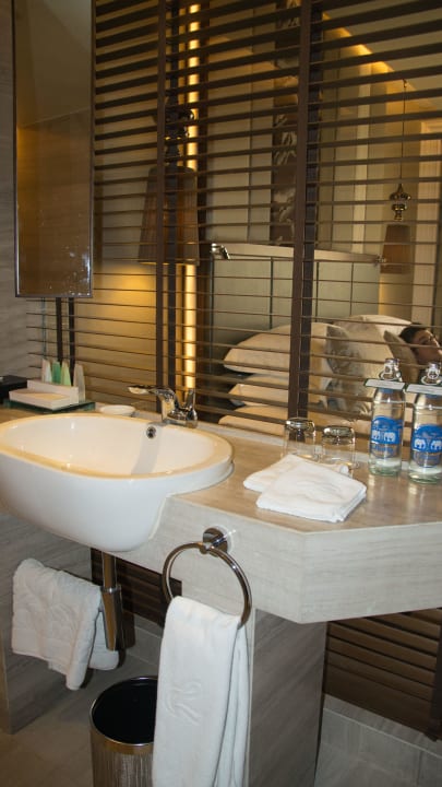 Badezimmer mit Durchblick ins Zimmer The Landmark Bangkok