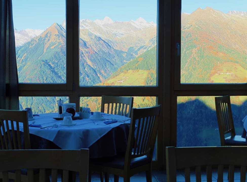Ausblick beim Frühstück auf den Meraner Höhenweg Taser Familienalm