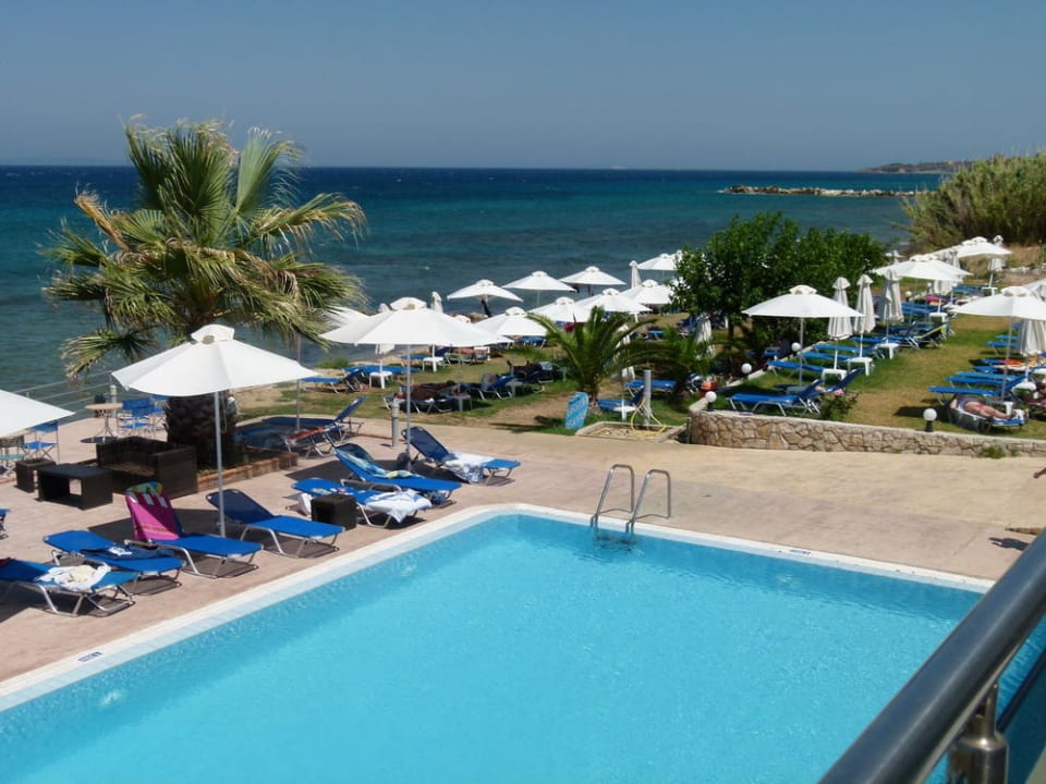 Pool und Meer von der oberen Terrasse aus Hotel Belussi Beach