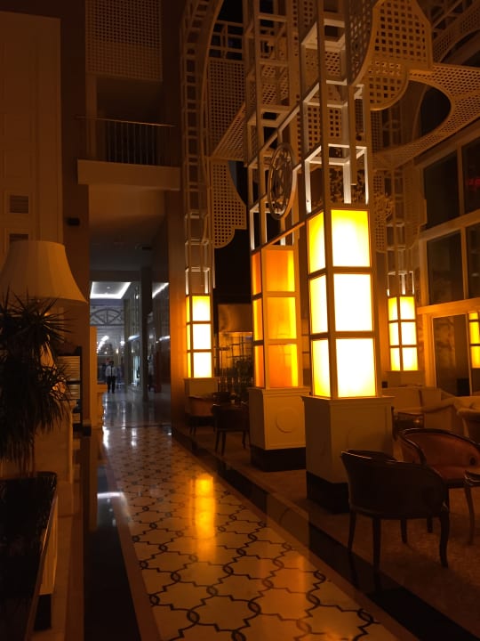 Lobby Well Palace Side