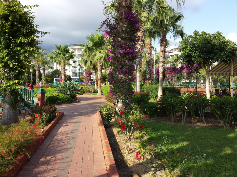 Park zwischen Hotel und Strand Riviera Hotel & Spa