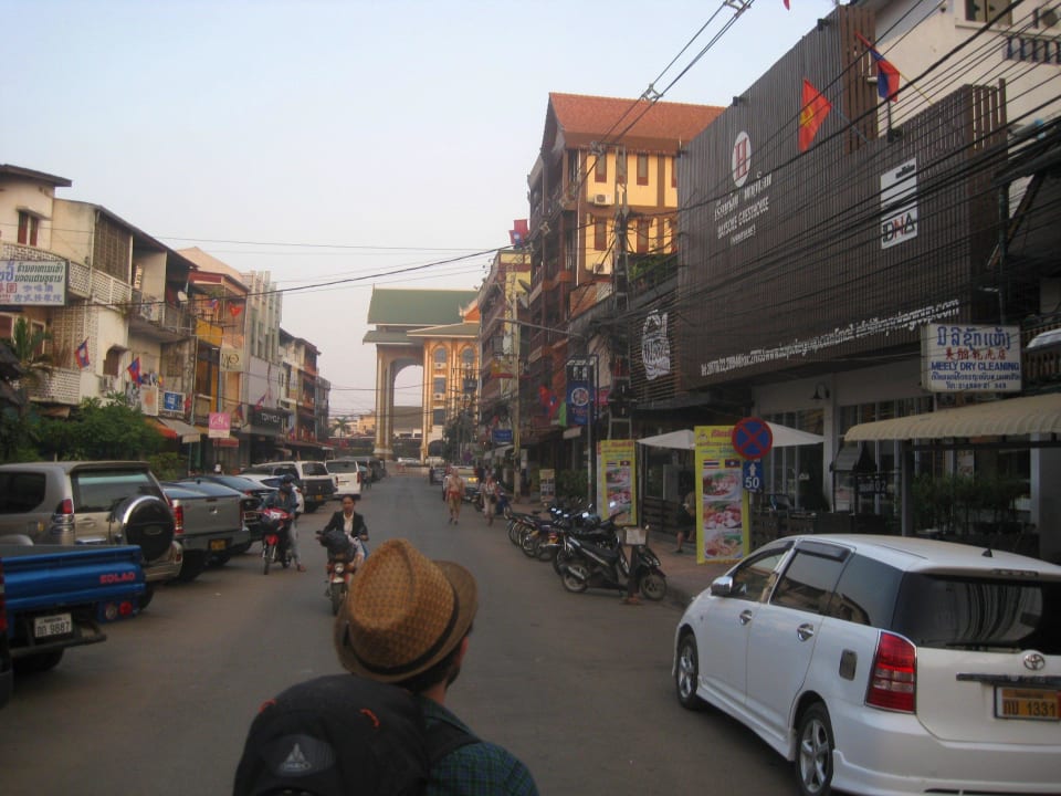 Außenansicht und Blick auf die Nat. Cultural Hall Guesthouse Haysoke