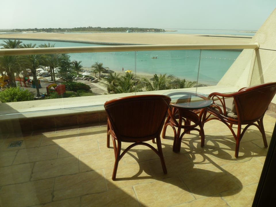 Balkon mit Ausblick auf den Strand und Pool Al Raha Beach Resort & Spa