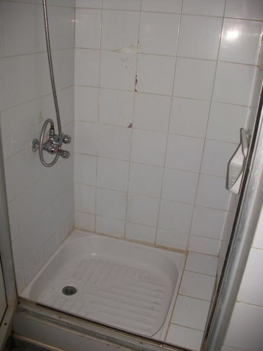 Dusche im Sanitärbereich Queen's Bay Hotel