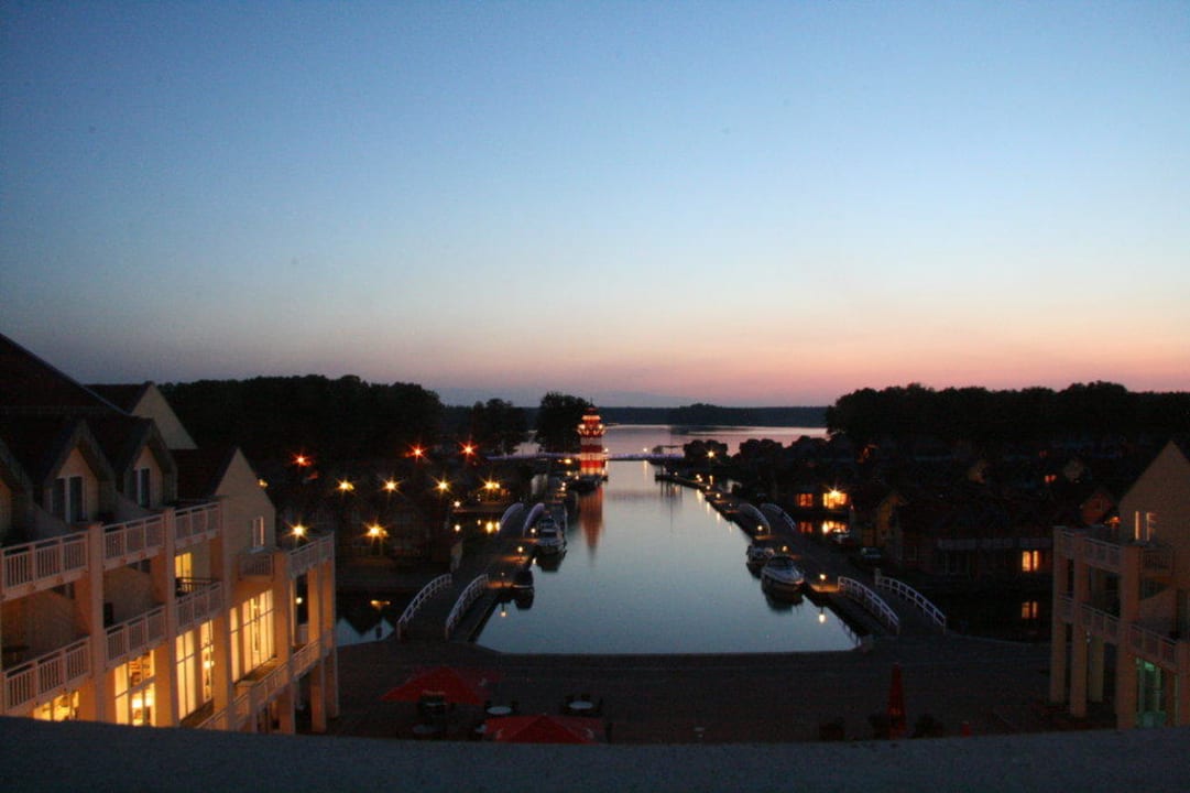 Nachtaufnahme Precise Resort Hafendorf Rheinsberg