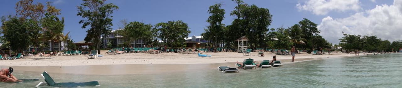Panorama Blick vom Meer auf den Strand Hotel Riu Negril