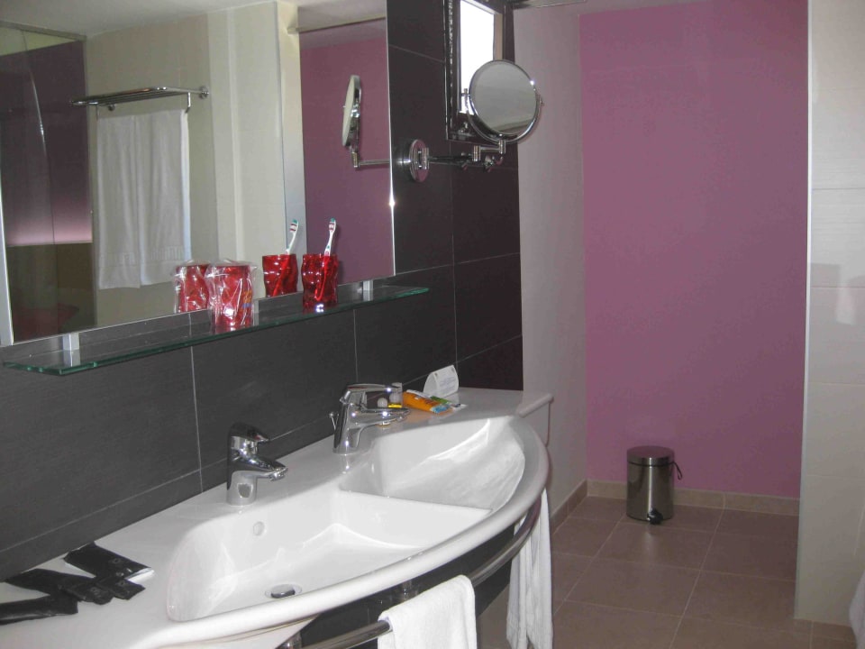 Doppelwaschbecken in Suite R2 Romantic Fantasia Suites - Adults only