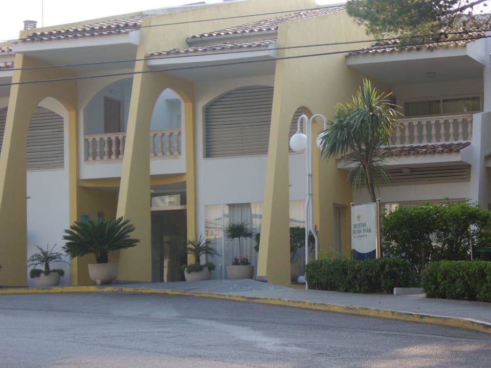 Hoteleingang Iberostar Waves Pinos Park