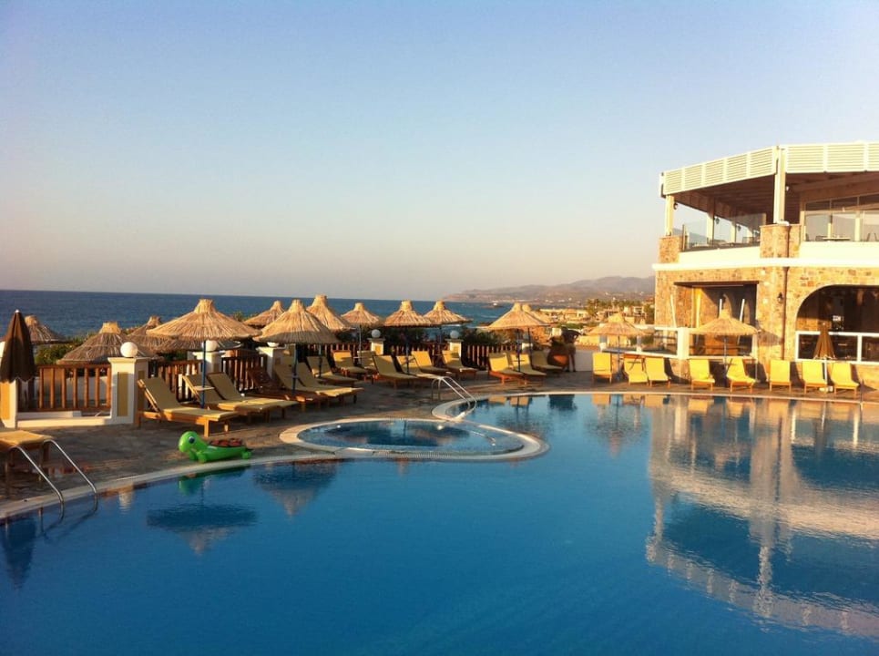 Ausblick vom Pool übers Meer Alexander Beach Hotel & Village Resort