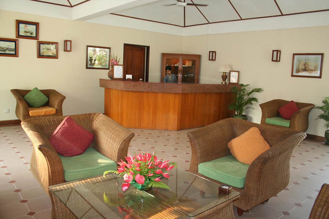 Lobby Bayview - the beach resort