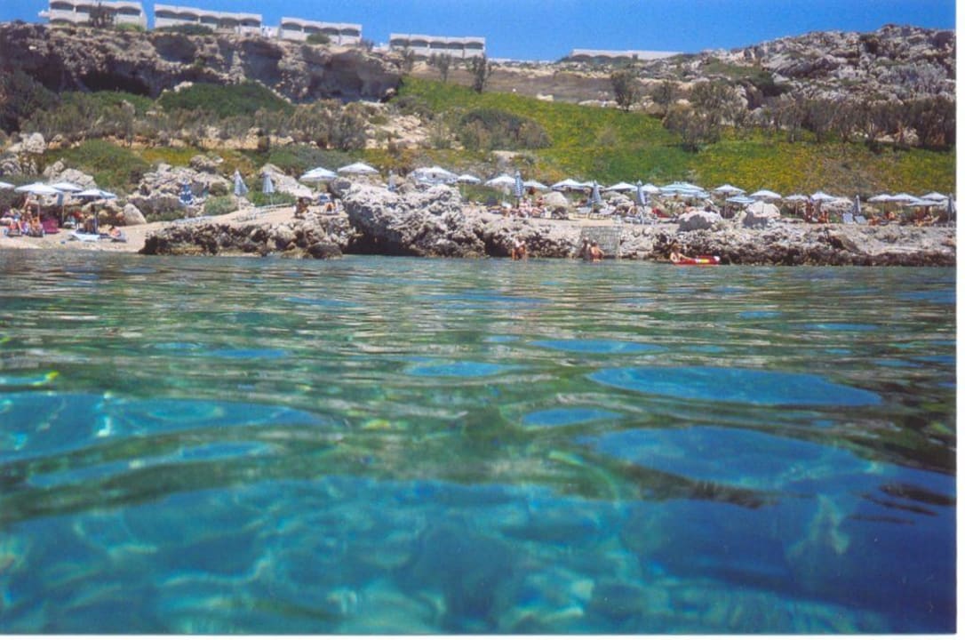 Blick vom Wasser auf den Strand Hotel Kalithea Horizon Royal