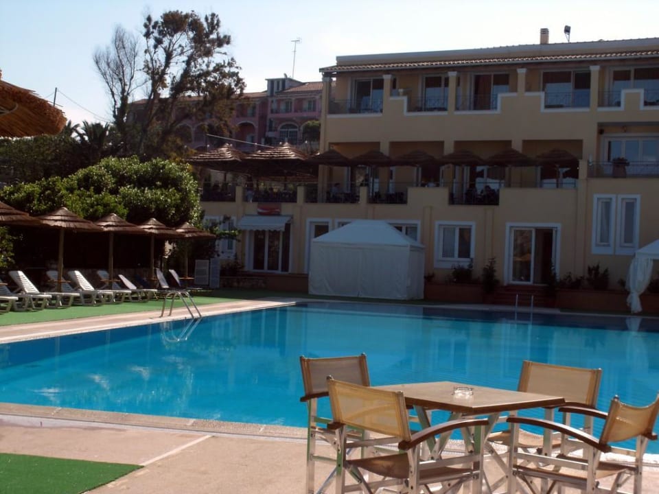 Blick hoch zur Terrasse Ithea Suites Hotel