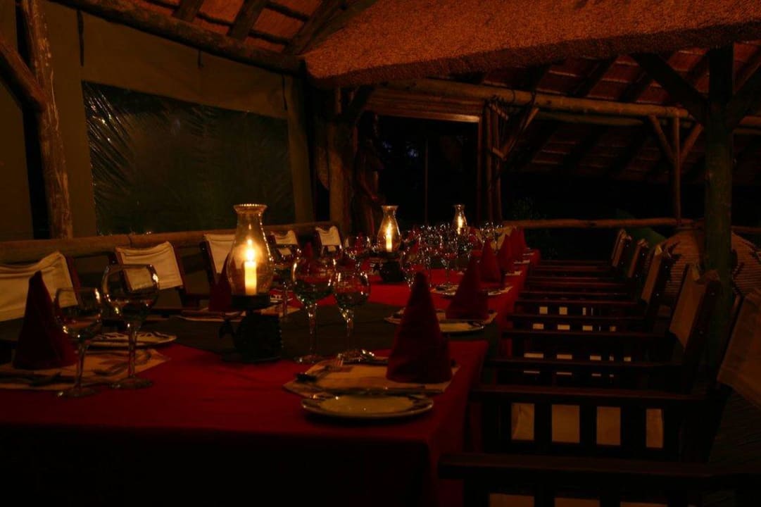Gedeckter Abendtisch Hotel Frans Indongo Lodge