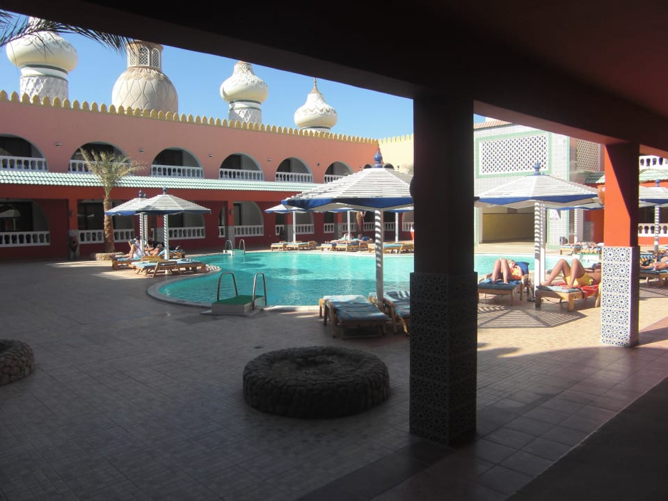 Blick vom Zimmer auf den Ruhepool Pickalbatros Alf Leila Wa Leila Resort - Neverland Hurghada