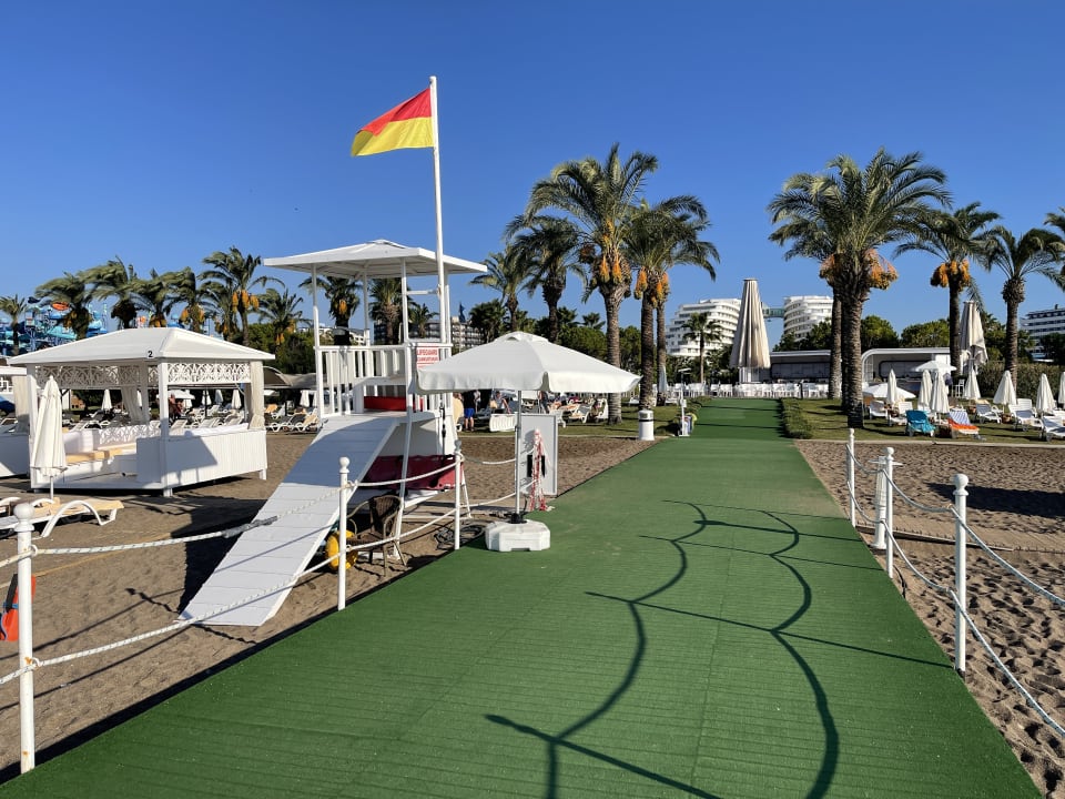 Strand Hotel Miracle Resort