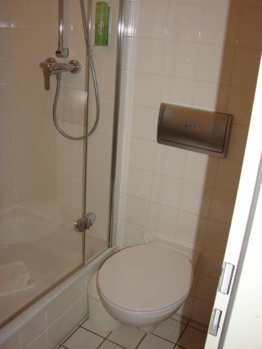 Bad: Duschtüren lassen sich nur teilweise öffnen SORAT Hotel Brandenburg