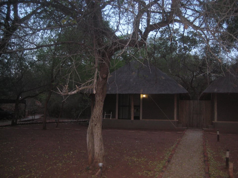 Gebäude mit je zwei Zimmereinheiten Boulders Safari Lodge