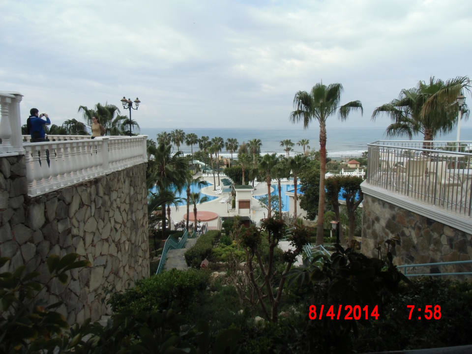 Blick von der Terrasse in den Garten Iz Flower Side Beach Hotel