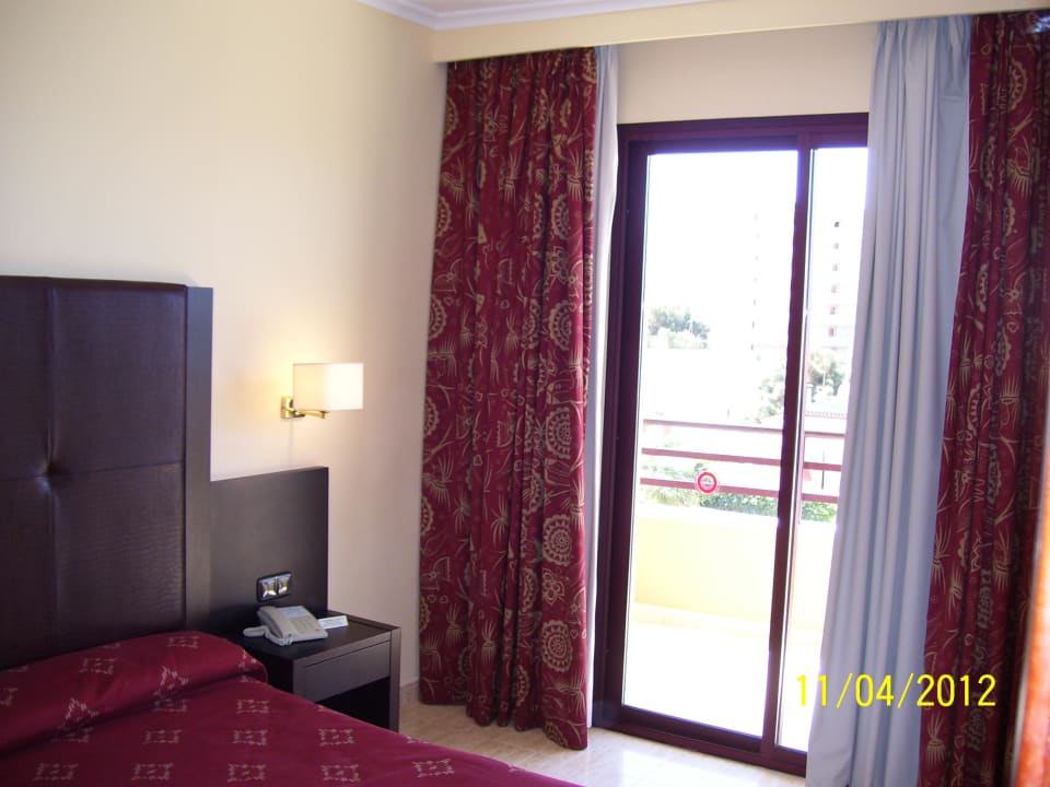 Schlafzimmer und Balkon Tür  allsun App.-Hotel Orient Beach