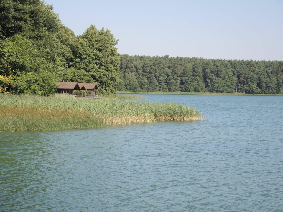 Außenansicht der See-Wohneinheiten Inselhotel Brückentinsee