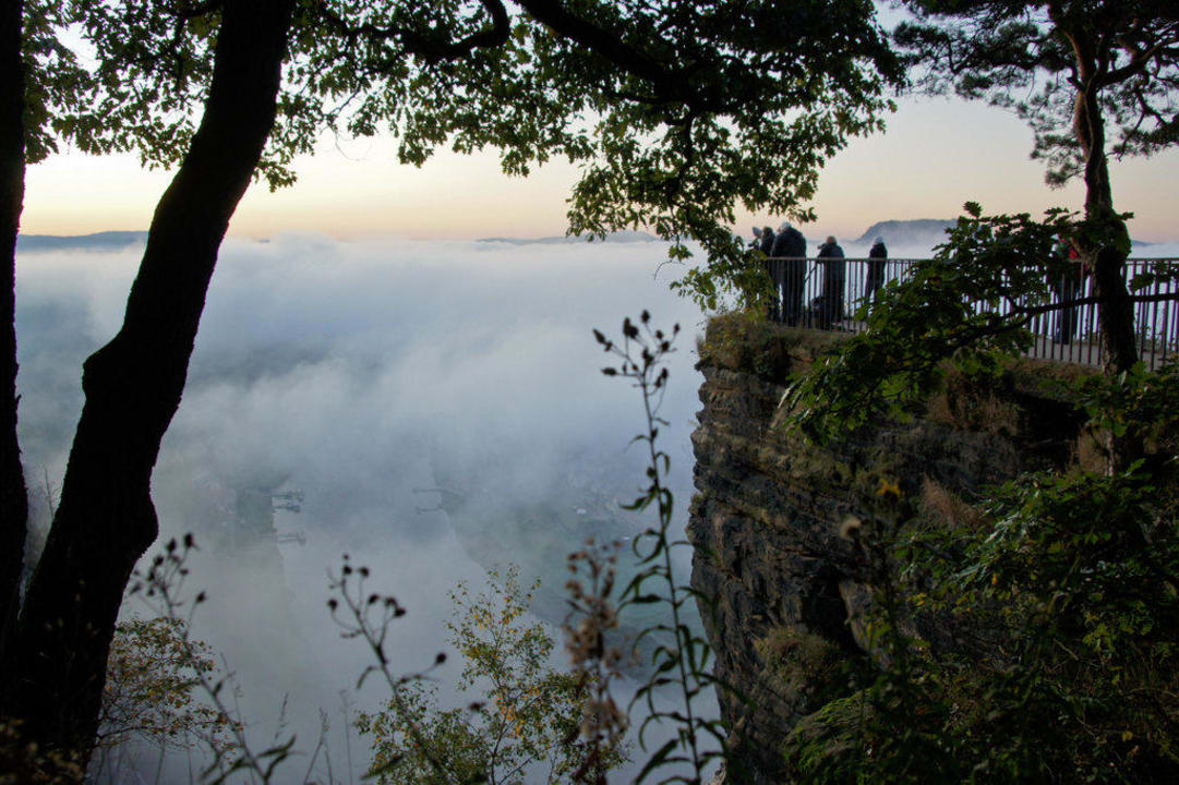 Morgentlicher Blick auf die Elbe Berghotel Bastei