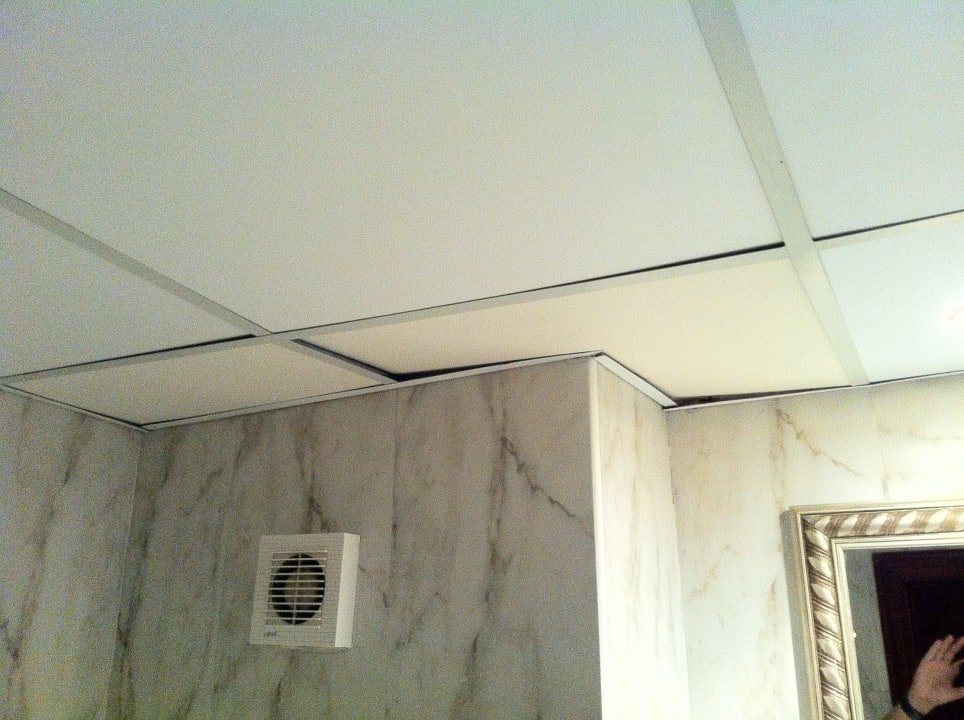 4 Zimmer mit selben Deckenanblick Titanic Beach Spa & Aqua Park