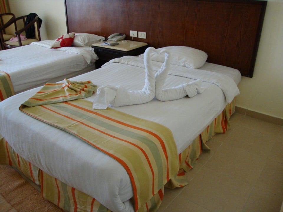 Zwei Schwäne auf dem Bett Serenity Alpha Beach