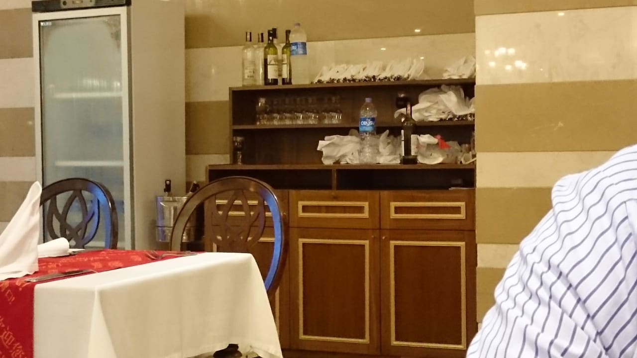 Abgestandener Wein,der mit frischen vermischt wird Diamond Excellence Resort & Spa