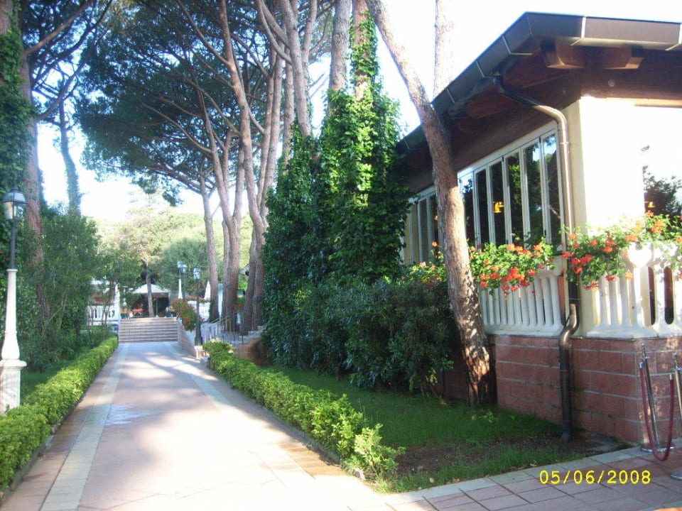 Restaurant und der Weg zum Pool Park Hotel Marinetta
