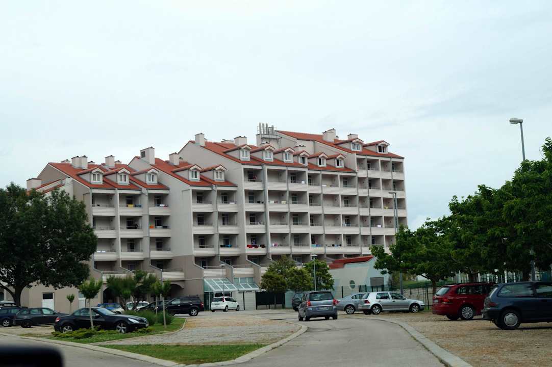 Hotel von aussen gesehen (Strassenseite) Hotel Baska