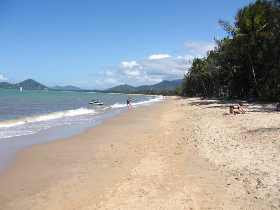 Strand gegenüber des Hotels Hotel Mantra Amphora