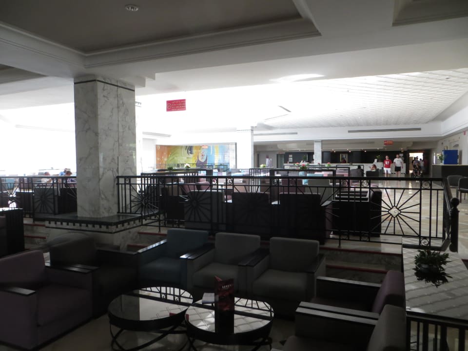 Blick von der Sitzecke in der Lobby zur Bar El Mouradi Club Kantaoui